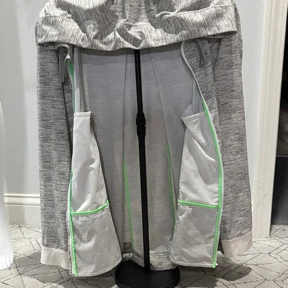 Lululemon Women’s Zip Jacket- so silky soft!! Wonderful condition! M/L - 6 - Picture 9 of 9